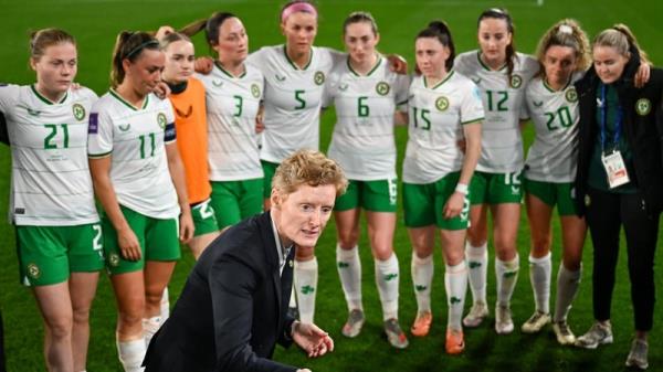 Eileen Gleeson addresses the players after the 1-0 loss in Metz