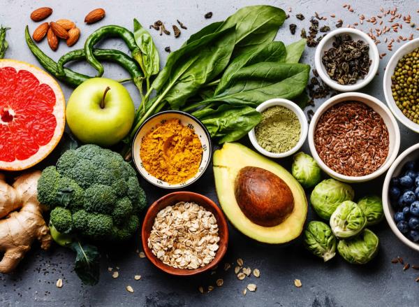 healthy diet co<em></em>ncept with fruits and veggies