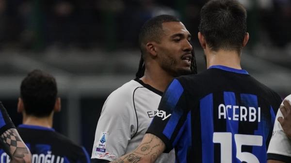 Juan Jesus (L) co<em></em>nfronts Francesco Acerbi