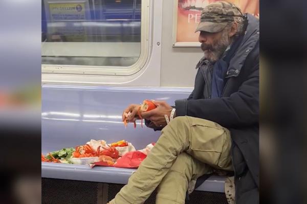 A video captured the moment a subway rider took up several seats to eat a lobster.</p>

<p>　　