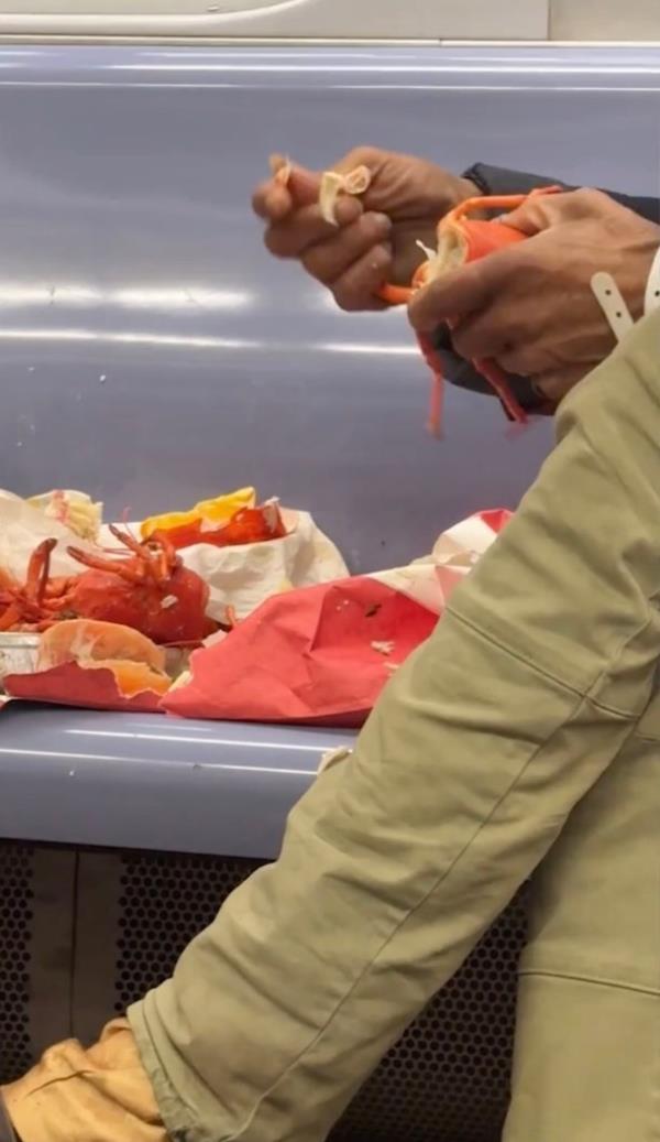 The bearded man could be seen prying open the lobster shells with his bare hands in the video.</p>

<p>　　
