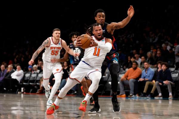 Jalen Brunson, who scored 16 points, drives past Nic Claxton during the Knicks' 121-102 win over the Nets.