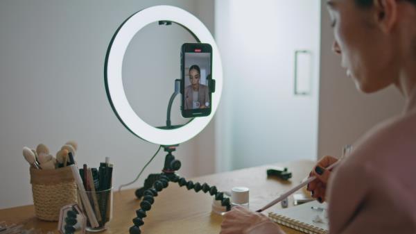 Visual filters, in particular -- which have photo-brightening, skin-smoothing, eye-brightening and even face-lifting effects, among others -- 