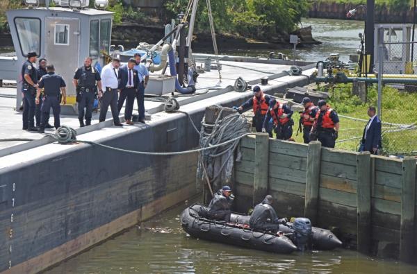 On Tuesday, Castic’s body was recovered less than a mile from wher<em></em>e he went missing after a man noticed a bloated, shirtless body floating in the English Kills.</p>

<p>　　