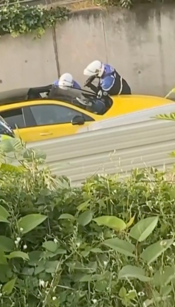 Video of the killing showed two officers at the window of the car, one with his gun pointed at the driver. As the teenager pulled forward, the officer fired o<em></em>nce through the windshield.