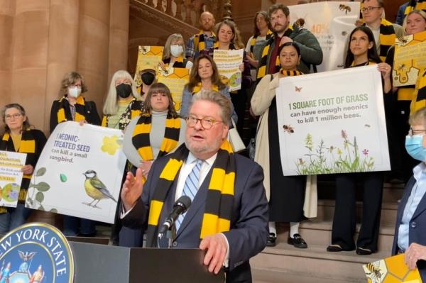 State lawmakers talking a<em></em>bout 'birds and bees' bill battling neonicotinoids.