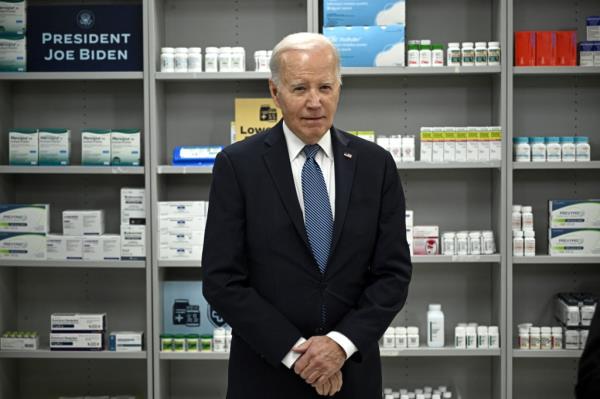 President Biden listens as David Mitchell speaks a<em></em>bout lowering pres<em></em>cription drug costs at the Natio<em></em>nal Institutes of Health in Bethesda.