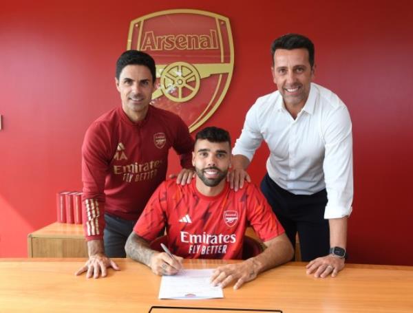 ST ALBANS, ENGLAND - AUGUST 15: Arsenal new signing David Raya with (L) manager Mikel Arteta and (R) Sporting Director Edu at Lo<em></em>ndon Colney on August 11, 2023 in St Albans, England. (Photo by David Price/Arsenal FC via Getty Images)