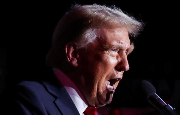 Republican presidential nominee and former U.S. President Do<em></em>nald Trump delivers remarks during a rally at Lee's Family Forum in Henderson, Nevada, U.S. October 31, 2024. REUTERS/Brendan McDermid</p>

<p>　　