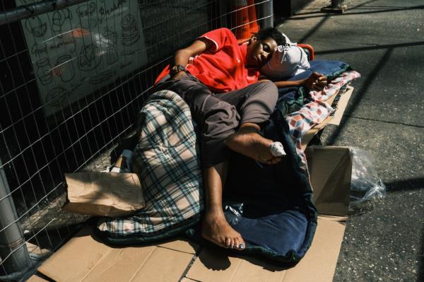 </p>

<p>　　A homeless person sleeps in midtown Manhattan. 