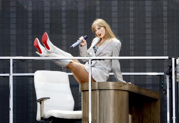 Taylor Swift performs o<em></em>nstage during 