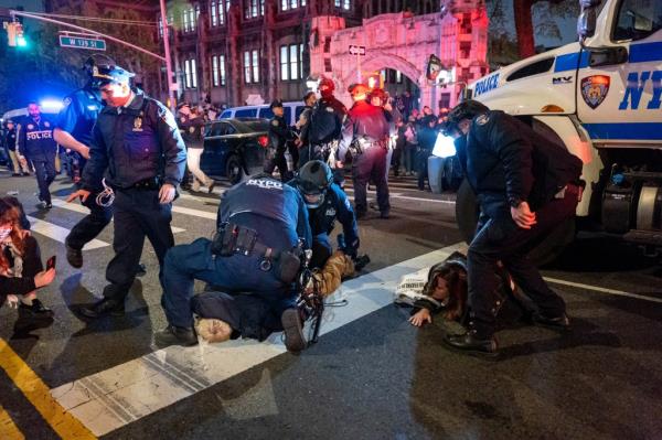 Police arrest protesters during pro-Palestinian demo<em></em>nstrations at The City College Of New York CUNY as the NYPD cracks down on protest camps at college campuses on April 30, 2024.</p>

<p>　　