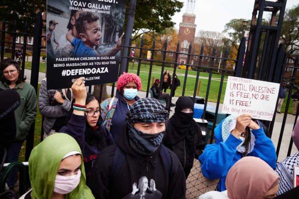 The blistering report, prepared by Lippman and his associates calls out professors for fanning the flames of divisiveness and hatred instead of defusing the tensions.</p>

<p>　　
