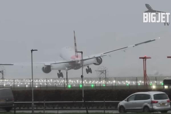 The aircraft was tilted moments before its tires made co<em></em>ntact with the ground.