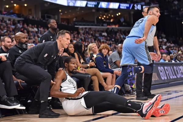 Head coach Steve Nash and Kevin Durant #7 of the Brooklyn Nets during the game at FedExForum on October 24, 2022 in Memphis, Tennessee. 
