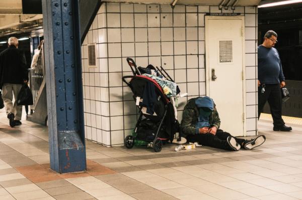 </p>

<p>　　A homeless person in the 42nd Street port authority E train subway station in Manhattan</p>

<p>　　