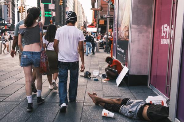 </p>

<p>　　Crowds gather in Times Square, which has come back in full force after the pandemic bringing together tourists, homeless, 