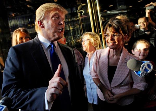 Sarah Palin smiling next to do<em></em>nald trump outside