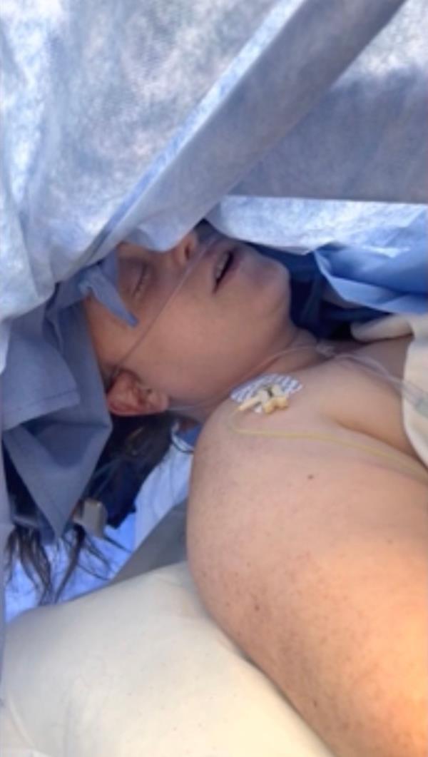A New Jersey woman sang during surgery as doctors removed a brain tumor that was causing her to have seizures.</p>

<p>　　