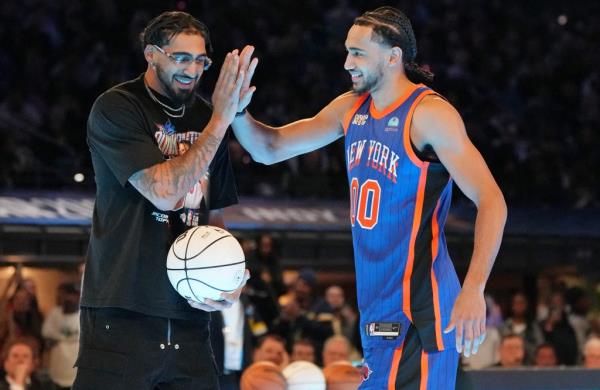 Jacob Toppin (right) high fives his brother, Obi, during the Slam Dunk Contest.