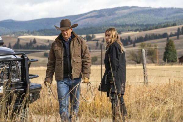 Kevin Costner and Piper Perabo in 