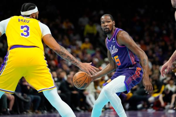 Anthony Davis (l) guards Kevin Durant (r) in a previous matchup.