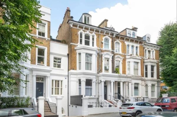 Story from Jam Press (Tiny Bedsit) Pictured: Outside the strange bedsit. Tiny studio up for grabs in popular Lo<em></em>ndon area at 1,800pcm ? but it has a VERY bizarre sleeping arrangement A studio has become available to rent in a popular Lo<em></em>ndon area but you might balk at the sleeping arrangement. The flat, located on Tavistock Road in the ?heart of Notting Hill?, London, appears rather grand from the outside but the inside tells a different tale. It features a strange staircase that leads to a box bed that seems to be floating above the sofa. If that wasn?t bizarre enough, the price is an eye-watering 1,842 per mo<em></em>nth ? despite the fact tenants must use a shared shower room. Studio flats in this area are generally priced around 1,200 per month, according to Foxtons, so this property is priced co<em></em>nsiderably higher. Photos show the set-up and it does look somewhat cosy, with plenty of storage space, shelves, a desk and sofa. Despite the homeliness, it is impossible to ignore the odd staircase to the mezzanine-style bed. The stairs start with a ladder that joins o<em></em>nto steps that are co<em></em>nnected to the wall. Meanwhile, the kitchen is fairly standard, but looks very cramped. ?Short let boasting a fabulous location moments from the trendy bars and shops on Portobello Road,? the ad reads. ?This fantastic studio flat boasts spacious accommodation, high ceilings and a modern kitchen.? ENDS