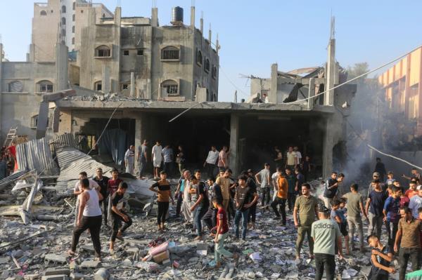 People search through buildings, destroyed during Israeli air raids in the southern Gaza Strip on November 7, 2023 in Khan Yunis, Gaza. 