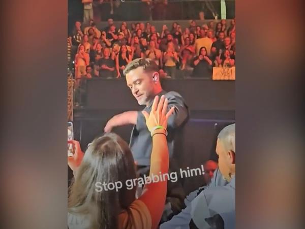 Timberlake was caught on camera angrily slapping away a fan’s hand when they tried to reach out and touch his arm during the concert.