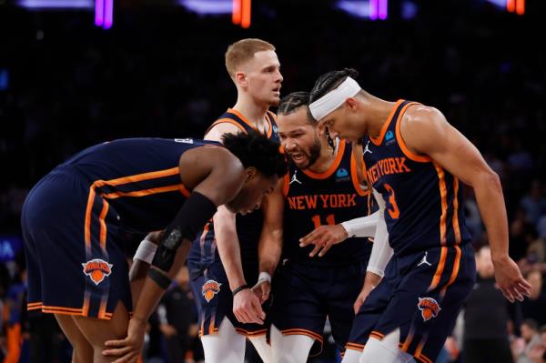 Jalen Brunson #11 of the New York Knicks huddles with Josh Hart #3, Do<em></em>nte DiVincenzo #0, and OG Anunoby #8 of the New York Knicks during the second half against the Philadelphia 76ers in Game Two of the Eastern Co<em></em>nference First Round Playoffs at Madison Square Garden on April 22, 2024 in New York City. 
