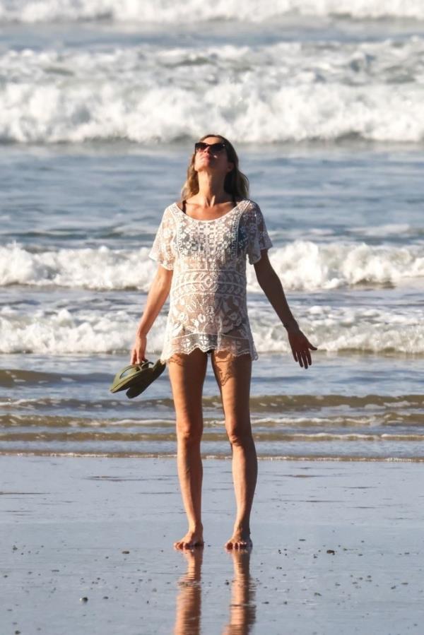 Pregnant Gisele Bündchen in Costa Rica.
