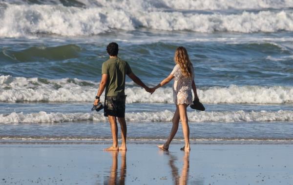 Pregnant Gisele Bündchen and soon to be new dad Joaquim Valente walked hand-in-hand along a quiet beach in Costa Rica. 