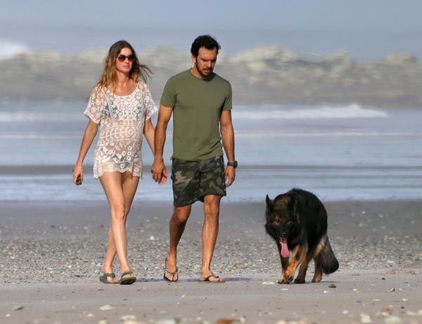 Pregnant Gisele Bündchen and Joaquim Valente take a stroll on the beach while on vacation.