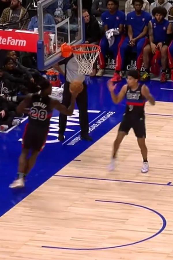 Isaiah Stewart (l.) and Killian Hayes (r.) committed a brutal turnover in the first quarter of their game against the Rockets.