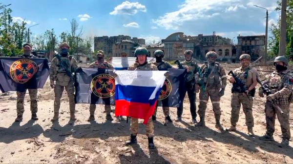Prigozhin in another of his videos, this time holding a Russian natio<em></em>nal flag in front of his soldiers in Bakhmut, Ukraine.
