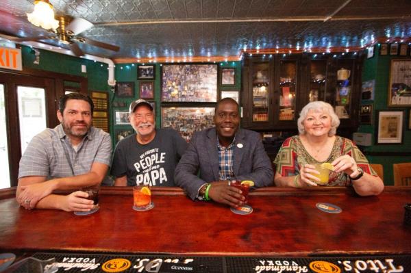 Liam Castro</p>

<p>　　Richie Salmon</p>

<p>　　Bar owner - Loycent Gordon</p>

<p>　　Cecilia Vaicels