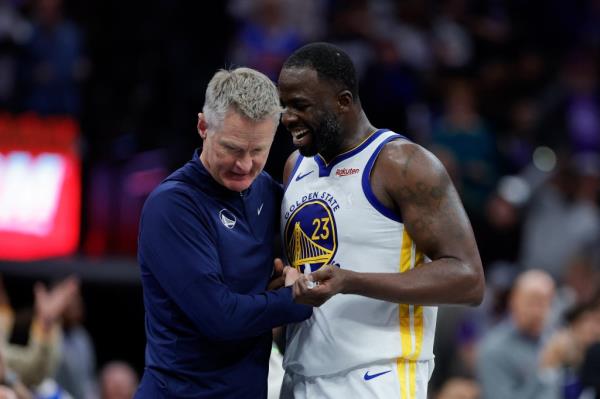 Draymond Green and Steve Kerr during the Warriors' loss to the Kings on Nov. 28, 2023.