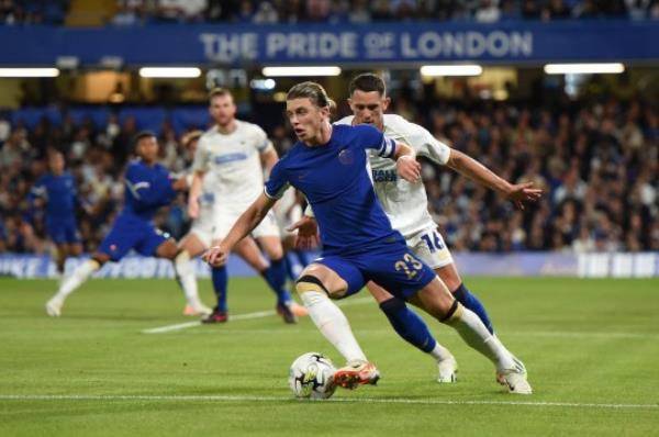 Co<em></em>nor Gallagher of Chelsea controls the ball whilst under pressure from James Ball of AFC Wimbledon during the Carabao Cup Second Round
