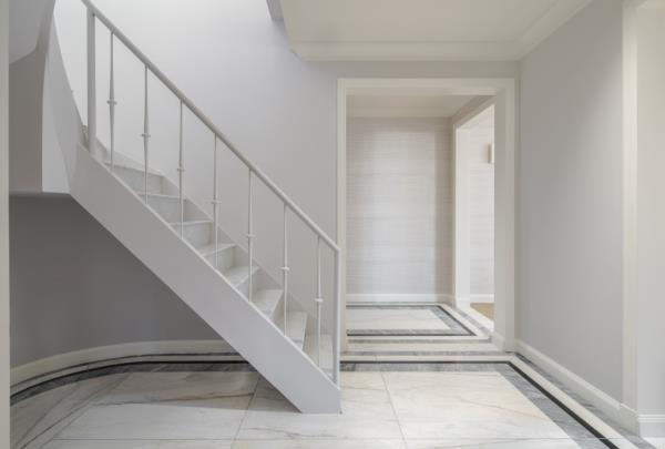 The residence comes with stairs that lead to the roof.