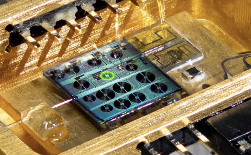 Miniaturizing a laser on a photo<em></em>nic chip