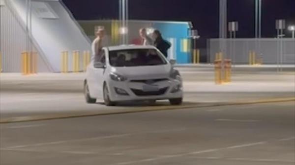 Shocking footage posted on Tuesday night shows a white Hyundai hatchback with red p-plates screeching through a rooftop car park at Cockburn Gateway Shopping Centre.</p>

<p>　　