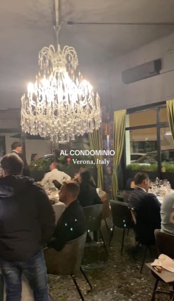 Italian restaurant is offering a free bottle of wine to customers who relinquish their mobile pho<em></em>nes during meals.</p>

<p>　　