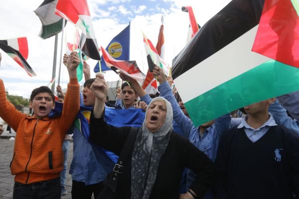 Demo<em></em>nstrators shout slogans as they wave the Palestinian and Syrian flag during an anti-Israel rally in solidarity with the Palestinian people in Damascus' Abbasyyn Square on October 16, 2023.
