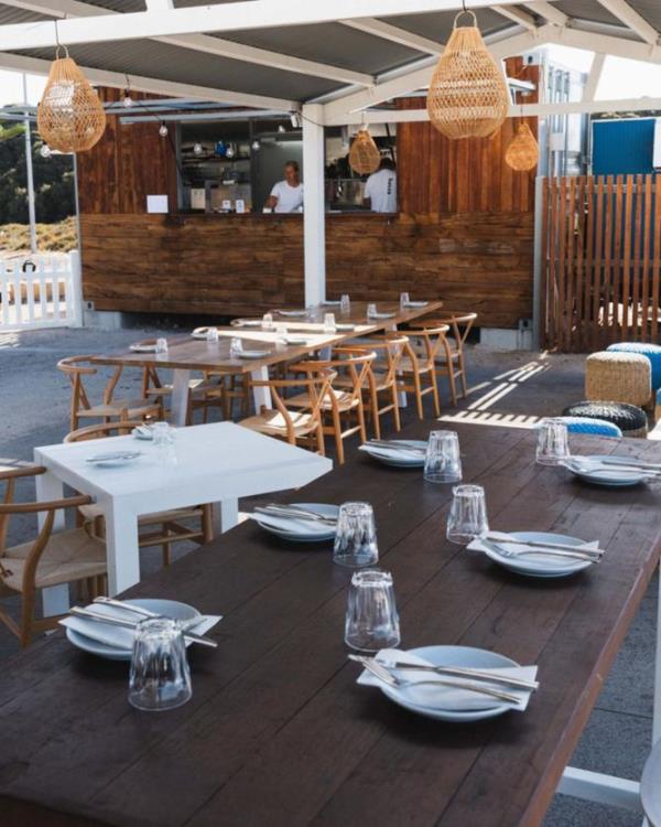 Sandy feet are encouraged at the outdoor venue as it follows a relaxed and coastal theme, but the menu is nothing short of lavish.</p>

<p>　　