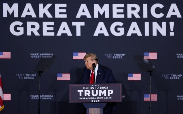 Griffin argued again that America needed to see Trump and Biden go head-to-head.</p>

<p>　　