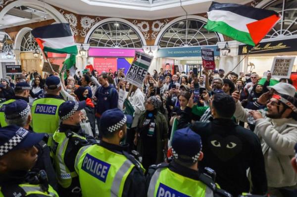 Image Licensed to i-Images Picture Agency. 09/10/2023. London, United Kingdom. Supporters of Palestine Demo<em></em>nstrate At Israeli Embassy. A small group of protesters supporting Israel are ringed by police officers at High Street Kensington tube, before being escorted away from a demo<em></em>nstration in support of Palestine near Israeli embassy in Kensington, Lo<em></em>ndon Picture by Martyn Wheatley / i-Images