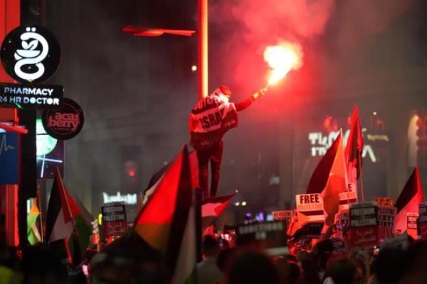 LONDON, ENGLAND - OCTOBER 9: People light flares as they take part in a demo<em></em>nstration in support of Palestine at the Israeli Embassy on October 9, 2023 in London, England. Protesters are demanding that Israel puts an end to its cycle of violence against the Palestinian people. This call to action comes after the Israel Defense Forces initiated air strikes on Gaza late Saturday in respo<em></em>nse to a surprise attack on Israel from the Palestinian militant group Hamas. (Photo by Carl Court/Getty Images)