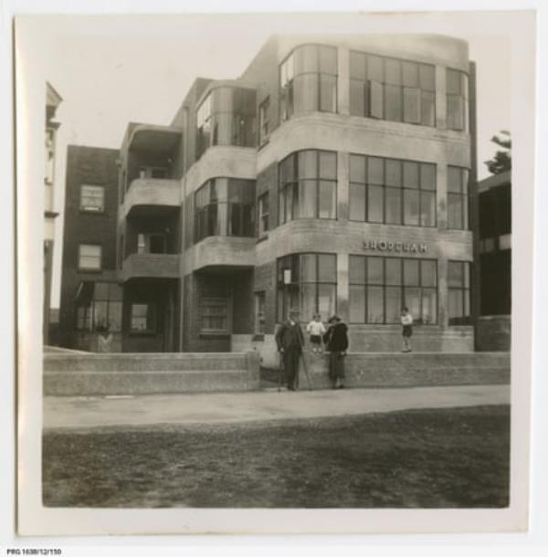 The art-deco Shoreham Apartments in Glenelg in 1939.