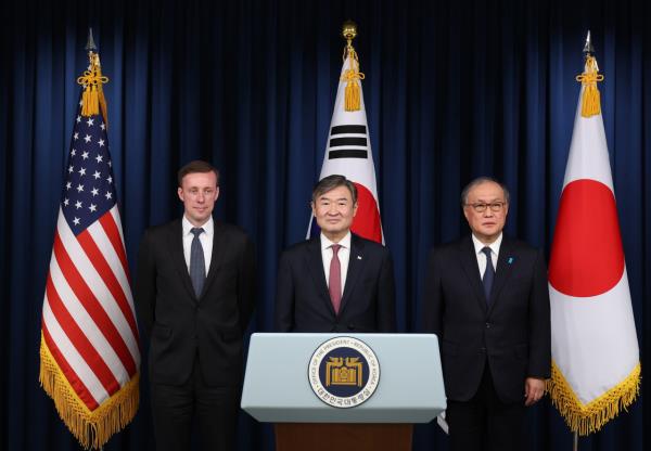 Natio<em></em>nal Security Adviser Cho Tae-yong (center) poses for a photo with US Natio<em></em>nal Security Adviser Jake Sullivan (left) and Japan's Natio<em></em>nal Security Secretariat Secretary General Takeo Akiba in the press briefing room of the presidential office in Seoul on Dec. 9, 2023. (Yonhap)