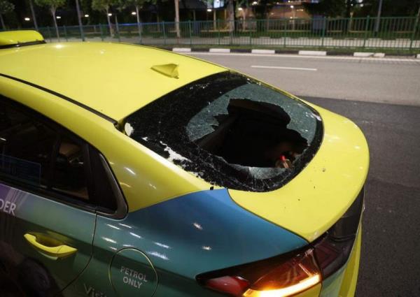 'I don't know why he attacked us': Man smashes taxi windscreen with rock at Jurong, injuring 2